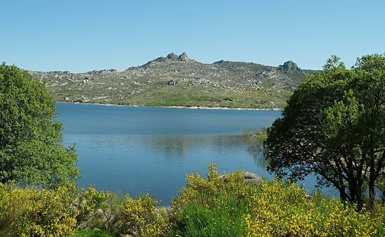 Casa das Penhas Douradas — Nearby lagoon