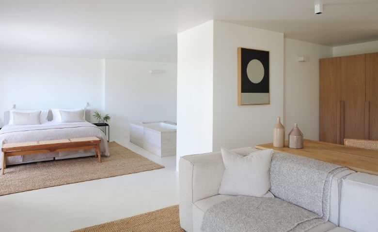 Cape White — Lion's head suite