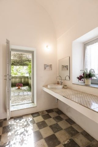 Palazzo Muro Leccese — Upstairs bathroom