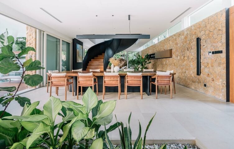 Anaia Villa — Dining area
