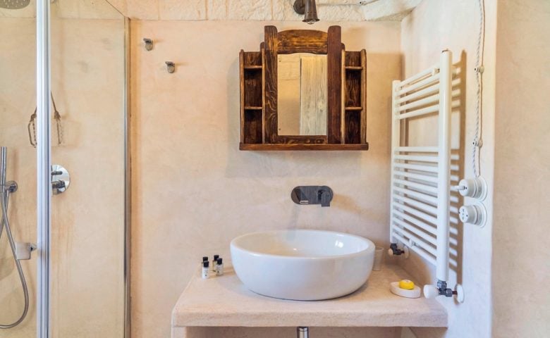 Trullo Fiaba — Trullo bathroom