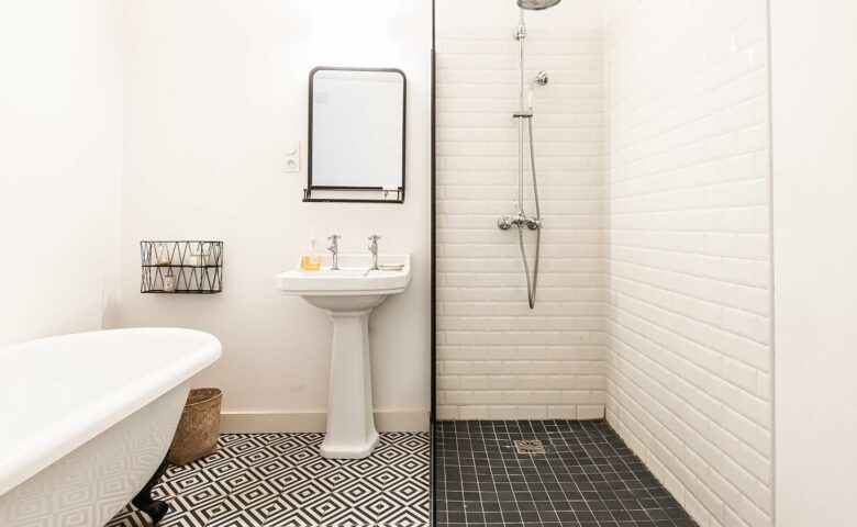 Arles Villa / Maison Disa — Bathroom