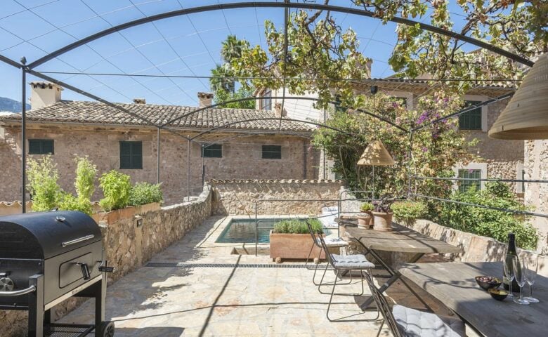 Villa Fornalutx / Villa Balitx — Outside dining area