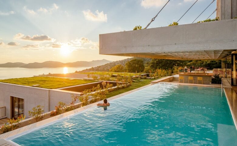 Osmoliš — Pool and view