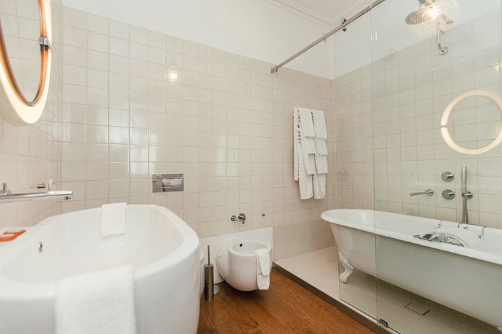 Porto Suites — King Grand Deluxe Garden Suite - 1st floor