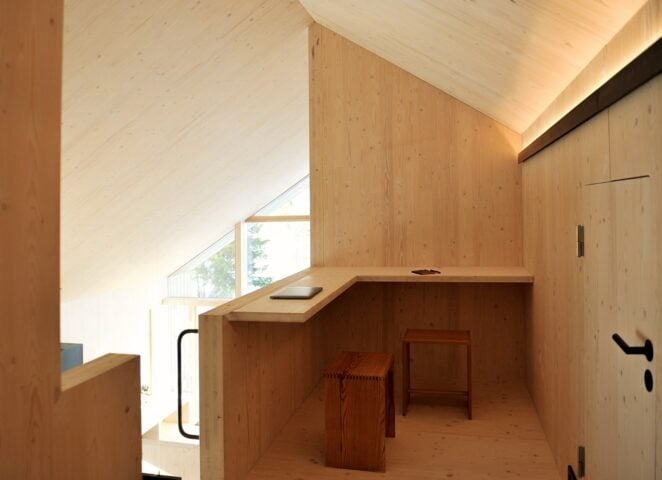 Fjellhytte — Loft work space