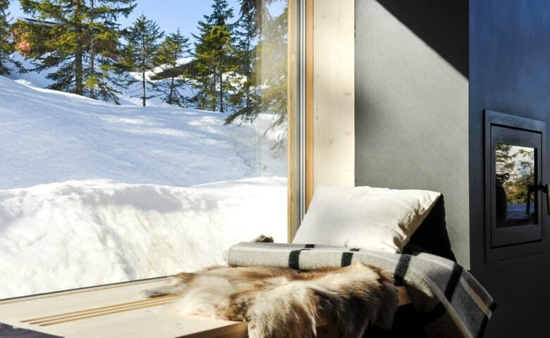 Fjellhytte — Window seat and fireplace