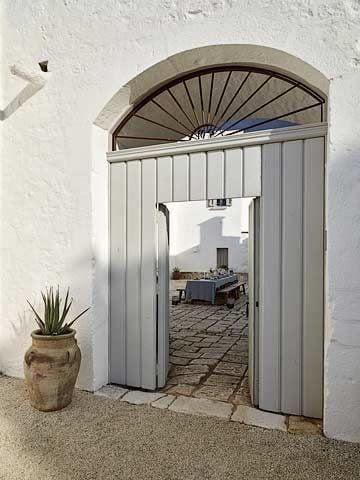 Masseria Petrarolo — Courtyard dining