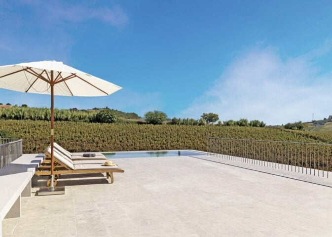 Wine and Art Villa — Pool area