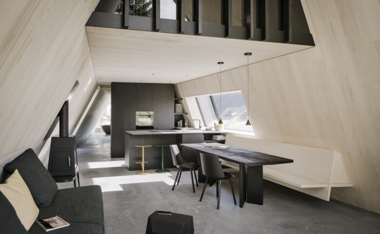Black Rock House — Kitchen and dining area