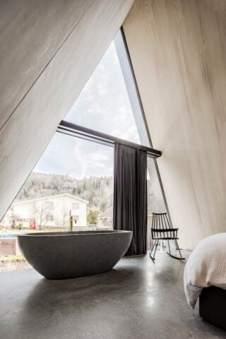 Black Rock House — Bedroom with bath tub