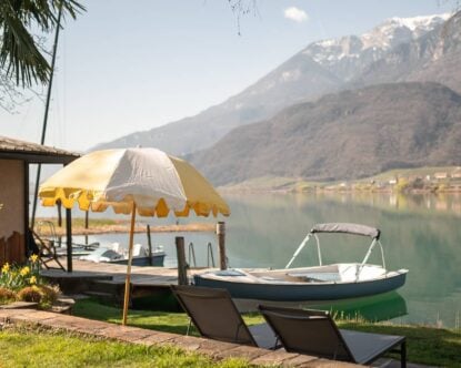 Pension Leuchtenburg — Private meadow on the lake