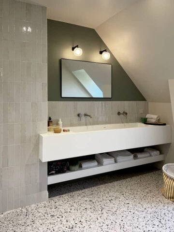 Bayeux Mansion — Dormitory bathroom