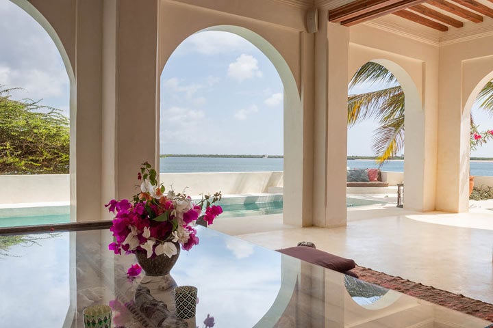 Forodhani House — Living area and pool