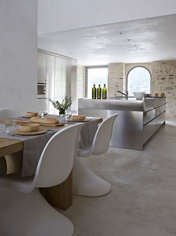 Le Marche Villa — Kitchen and dining area