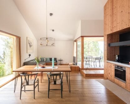 Aufberg 1110 — Freisitz living and dining area