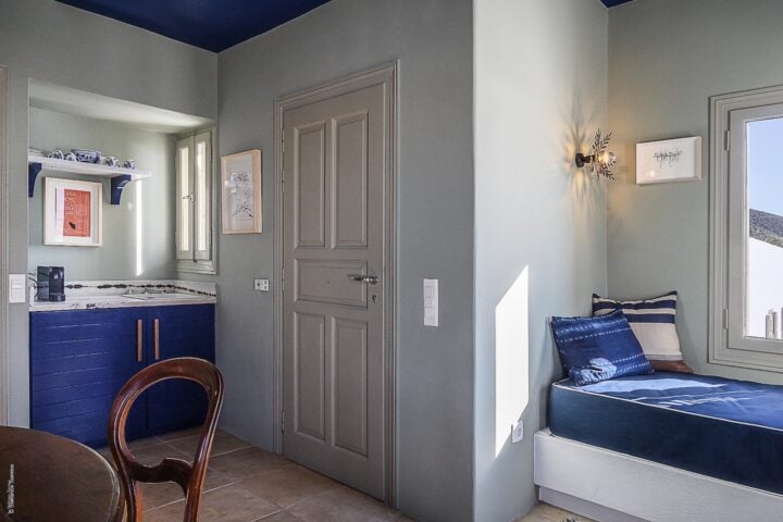 Neos Eros — Living room and kitchen upper level house