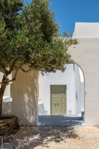 Neos Eros — Entrance