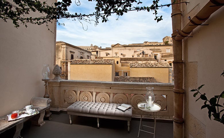 Seven Rooms Villadorata — Seven Rooms Villadorata loggia