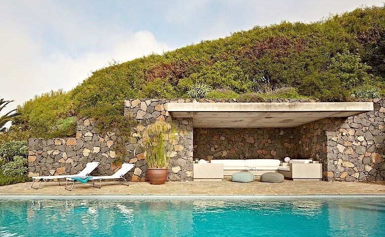 Villa La Palma — Pool seating area