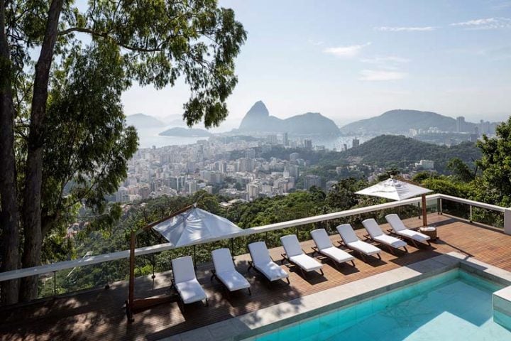 Vila Santa Teresa — Pool and view over Rio