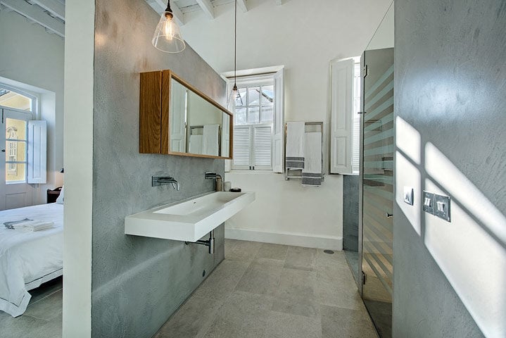 Olhão Retreat — Gallery Suite bathroom