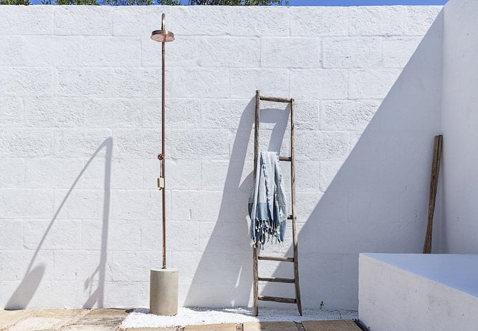 Il Tuffo — Outside shower