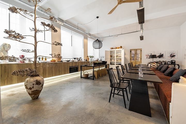 Ana Ana Artistic Habitat — Dining lounge and kitchen