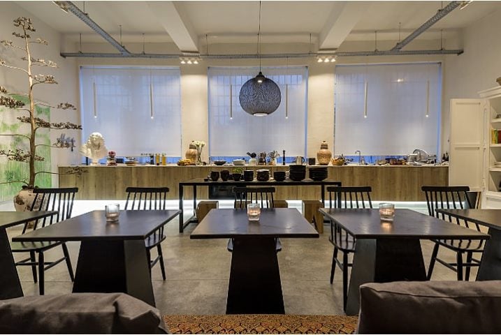 Ana Ana Artistic Habitat — Dining lounge and kitchen