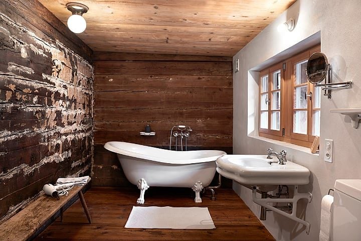 Wallis Heidenhaus — Upper floor bathroom