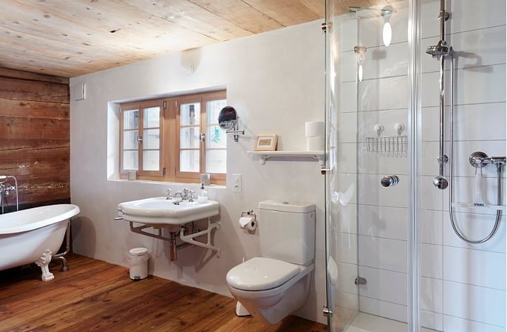 Wallis Heidenhaus — Upper floor bathroom